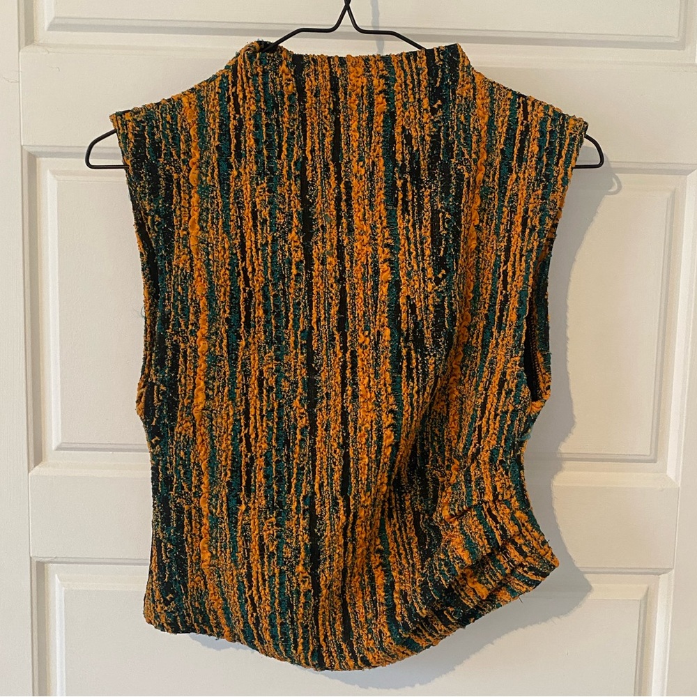 Textured print top with a flattering design 🧡💚